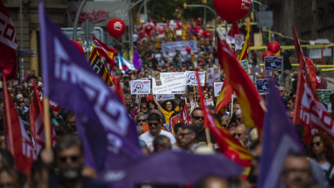 Manifestantes durante la marcha por el Día de los Trabajadores, a 1 de mayo de 2023, en Barcelona, Catalunya.