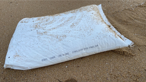 8/1/24 Saco de pellets del ‘Tocano’ fotografiado el pasado 13 de diciembre en la playa de Corrubedo, en Ribeira (A Coruña), en la ria de Arousa, con la indicación de que contiene el aditivo tóxico UV9000.