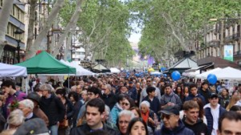 Sant Jordi, el dia que els barcelonins reconquereixen les Rambles als turistes