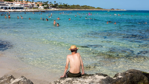 La playa de Punta Prima (Mallorca) donde bañistas disfrutan del buen tiempo.