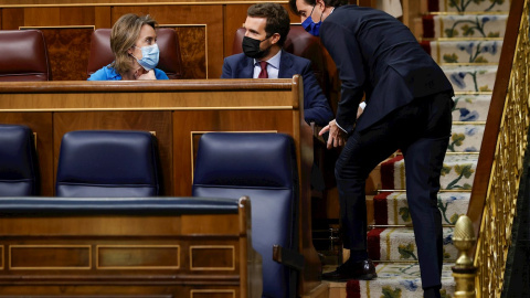 El líder del Partido Popular, Pablo Casado (c) conversa con su portavoz parlamentaria, Cuca Gamarra (i) y el vicesecretario de comunicación del partido, Pablo Montesinos.