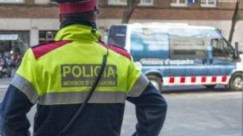 El joven agredido por un mosso en Barcelona le denuncia por su "agresividad increíble"