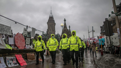 La Policía canadiense patrulla cerca del Parlamento este 17 de febrero de 2022.