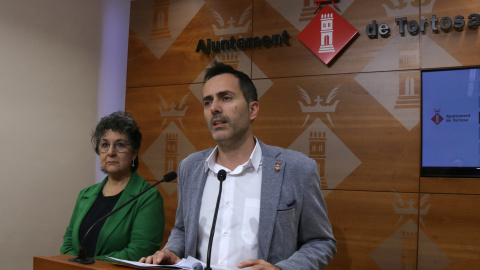 L'alcalde de Tortosa, Jordi Jordan, a la sala de premsa de l'Ajuntament amb la regidora d'Hisenda i diputada d'ERC, Maria Jesús Viña