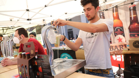 Un camarero sirve un tubo de cerveza, en las instalaciones del Leganés Beer Festival, a 3 de julio de 2021, en la Plaza Mayor de Leganés, Madrid,.