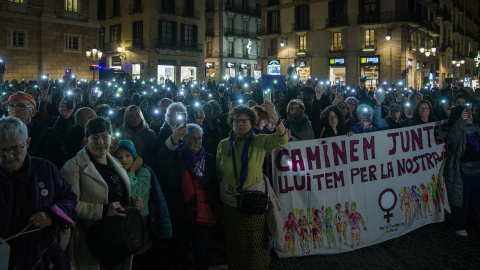 Cientos de personas durante una concentración contra el repunte de feminicidios, a 2 de enero de 2023, en Barcelona, Catalunya (España).