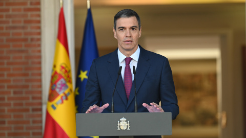 El presidente del Gobierno, Pedro Sánchez, este lunes durante su comparecencia en Moncloa para anunciar que continuará en su cargo.