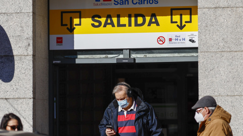 08/01/24 - Personas con mascarillas en la salida de un hospitalen Madrid este lunes, día en el que el Ministerio de Sanidad ha pedido a las comunidades que implanten el uso obligatorio de la mascarilla en centros sanitarios y sociosanitarios,