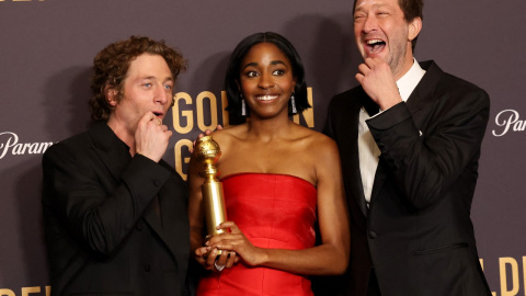 Jeremy Allen White, Ayo Edebiri y Ebon Moss-Bachrach, protagonistas de la serie ‘The Bear’, en los Globos de Oro.