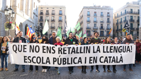 Manifestació a la plaça de Sant Jaume de Barcelona contra la sentència del 25% en castellà i en defensa de l'escola en català.