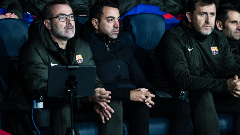 En el centro, Xavi Fernández, entrenador del FC Barcelona, a 28 de noviembre de 2023, en Barcelona.