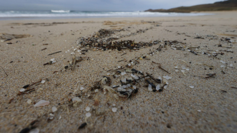 Pellets de plástico en una playa de gallega