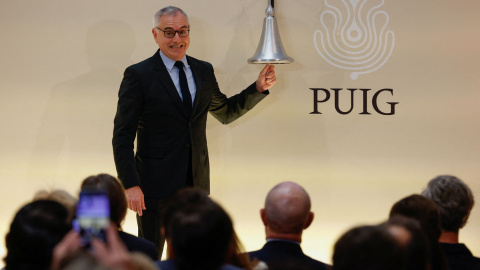 El presidente de la multinacional de cosmética Puig, Marc Puig, durante el tradicional toque de campana en la Bolsa de Barcelona con el que la compañía se ha estrenado en el mercado bursátil. REUTERS/Albert Gea