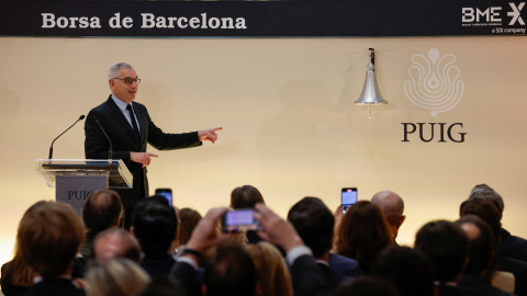 El presidente de la multinacional de cosmética Puig, Marc Puig, durante su intervención antes del tradicional toque de campana en la Bolsa de Barcelona con el que la compañía se ha estrenado en el mercado bursátil. REUTERS/Albert Gea