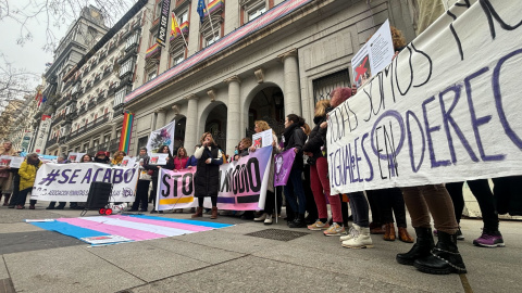 Activistas trans corean consignas contra el nombramiento de Isabel García al frente del Instituto de las Mujeres.