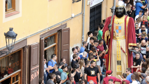 7-6-2023 Un dels gegants de la Patum arriba a la plaça de Sant Pere enmig de la multitud de gent