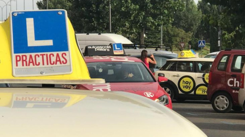 Imagen de archivo de varios coches de autoescuela en Mallorca.