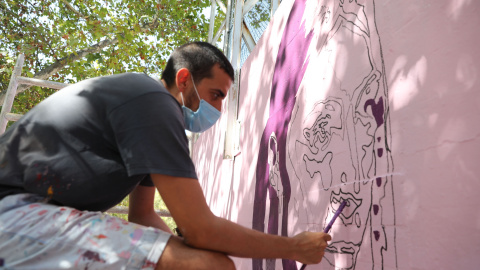 Participante en los trabajos de reconstrucción del mural de mujeres de Ciudad Lineal.