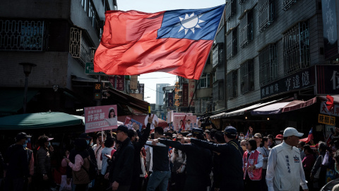 La bandera nacional de Taiwán ondea durante un mitin de campaña del Kuomintang, en Kaohsiung, a 10 de enero de 2024.