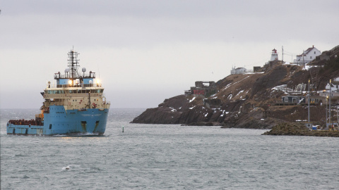 18/02/22.- El buque canadiense ‘Nexus’ , que transportana los cuerpos de dos de los marineros fallecidos, llegando al Puerto de San Juan de Terranova este viernes