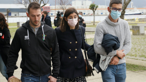 18/02/2022.- Familiares de uno de los marineros del Villa de Pitanxo,  acompañados por la alcaldesa de Moaña, este vieres en Marín, Pontevedra