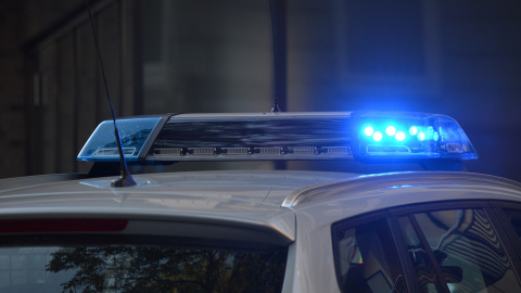 Sirena de un coche de policía.