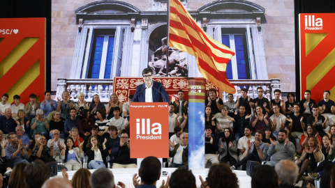 El candidato del PSC, Salvador Illa, interviene durante un mitin del PSC, a 2 de mayo, en Sant Boi de Llobregat, Barcelona, Catalunya.