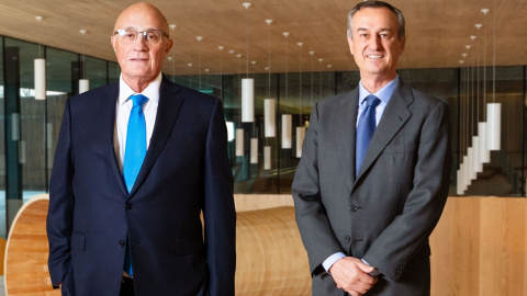 El presidente del Banco Sabadell, Josep Oliu (i), y el consejero delegado de la entidad, César González-Bueno (d).