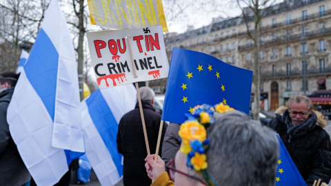 Cientos de personas se manifestaron en el aniversario del inicio de la guerra en Ucrania en París bajo el lema 'Vladimir Putin es un criminal', a 24 de febrero de 2024.