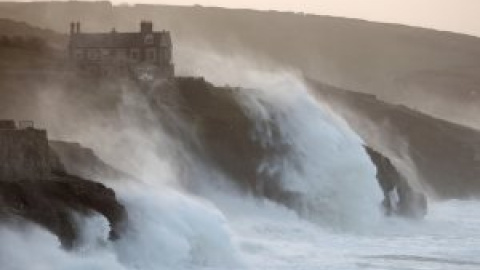 La peor tormenta en décadas en Reino Unido deja tres muertos y alrededor de 200.000 casas sin electricidad