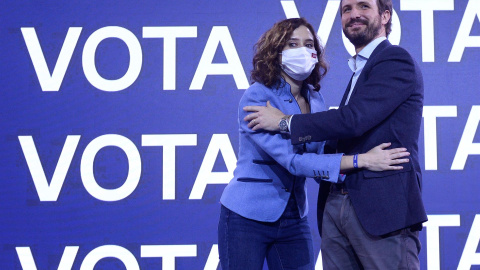 El presidente del PP, Pablo Casado junto a la presidenta de la Comunidad de Madrid, Isabel Díaz Ayuso, se saludan en el acto de cierre de campaña a la presidencia de la presidencia de la Junta de Castilla y León