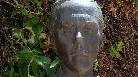 Busto de Luis Cernuda en Tomares.