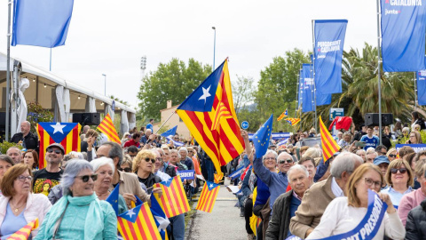 Assistents que han quedat fora de l'acte central de Junts al pavelló d'Argelers.