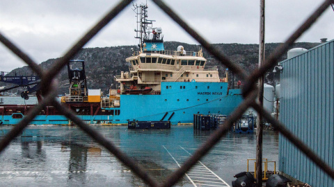 Fotografía del barco canadiense Maersk Nexus antes de que personal de una funeraria desembarcara los cuerpos de dos tripulantes del pesquero español Villa de Pitanxo hoy, en el puerto de San Juan de Terranova (Canadá)