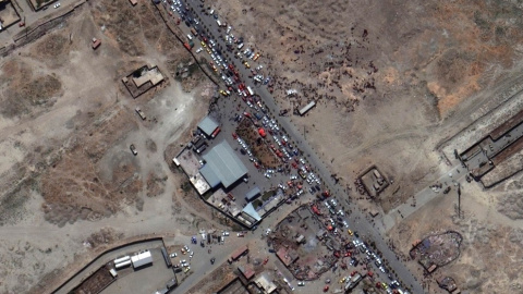 Vista aérea de la aglomeración de personas en las entradas al aeropuerto de Kabul el pasado martes