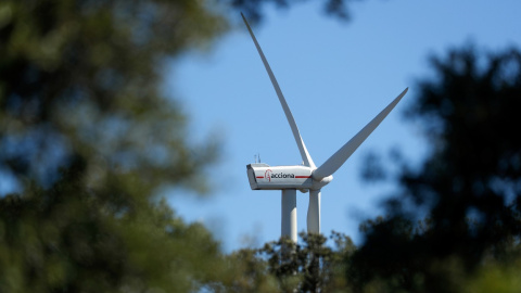 Un aerogenerador de un parque eólico de Acciona Energia, en la localidad de Puebla de Almenara (Cuenca). REUTERS/Susana Vera