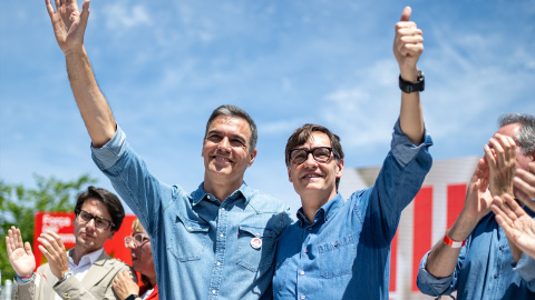 Pedro Sánchez (i) y Salvador Illa (d), durante un mitin del PSC, el 4 de mayo de 2024, en Montmeló, (Barcelona).