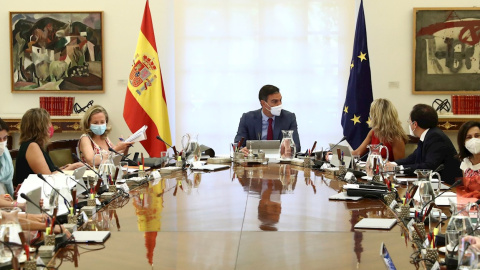 El presidente del Gobierno, Pedro Sánchez, en el  primer Consejo de Ministros tras el parón estival, en el Palacio de la Moncloa. EFE/Moncloa/Fernando Calvo