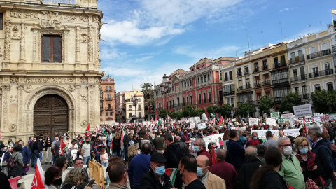 Manifestantes en Sevilla en defensa de la sanidad pública andaluza.