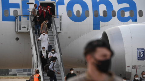 Los refugiados desembarcan de un vuelo de evacuación de Kabul, en la base aérea de Torrejón de Ardoz, a 30 km de Madrid, el 24 de agosto de 2021.