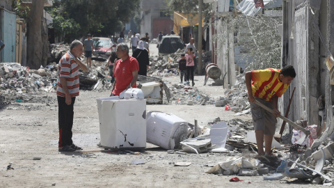 Palestinos inspeccionan las ruinas tras un ataque israelí, en Gaza, a 4 de mayo de 2024.