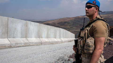 Un soldado turco vigila el muro en la frontera con Irán.