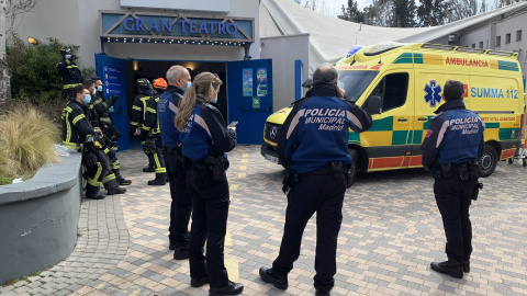 Agentes de la Policía Municipal de Madrid y bomberos, frente al auditorio cuyo techo se ha derrumbado parcialmente en el Parque de Atracciones de la capital