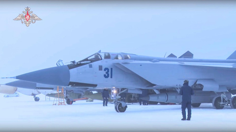 militares rusos examinando un misil hipersónico Kinzhal antes de un vuelo del avión de combate MiG-31K durante los ejercicios de las fuerzas de disuasión estratégicas rusas en Rusia, el 19 de febrero de 2022.