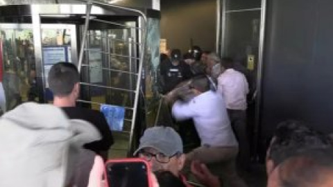 Graves incidentes en la protesta de los ganaderos en la Junta de Castilla y León por la crisis de la tuberculosis bovina