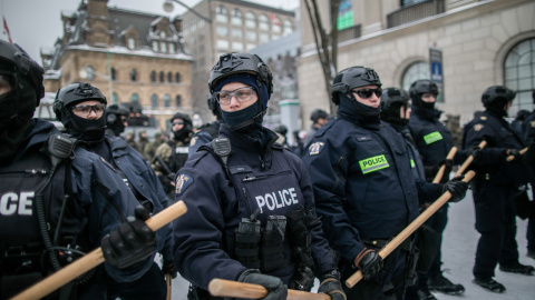 19/02/2022 La Policía canadiense desaloja con porras y gas pimienta de las calles de Ottawa a los manifiestantes antivacunas