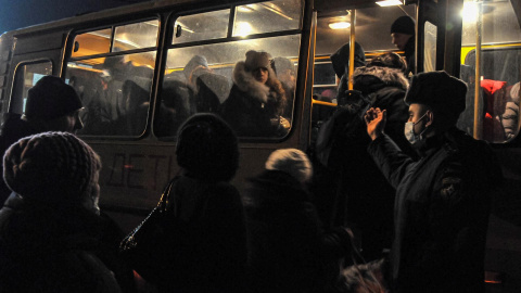 residentes locales de la autoproclamada República Popular de Donetsk se suben a un autobús para ingresar a Rusia en el puesto aduanero 'Matveev Kurgan' en la región de Rostov, Rusia, el 19 de febrero de 2022.