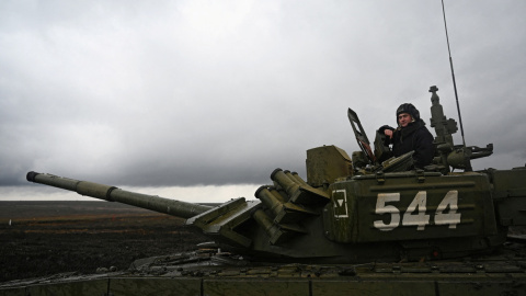 Foto de archivo. Un militar ruso montado en un tanque.