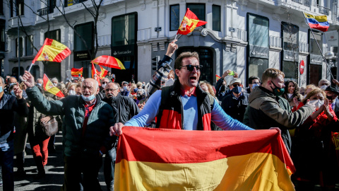 Varias personas se manifiestan para apoyar a Díaz Ayuso, en la sede del Partido Popular, a 20 de febrero de 2022, en Madrid