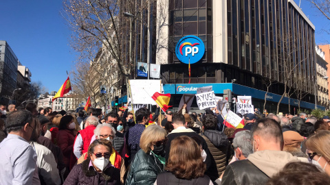 20/02/2022 Miles de personas se manifiestan para apoyar a Díaz Ayuso, en la sede del Partido Popular